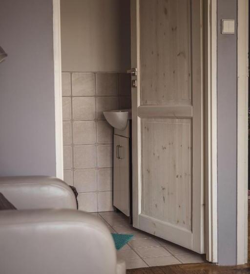 اتاق استاندارد سه نفره, 4 Couples & 4 Friends Hostel