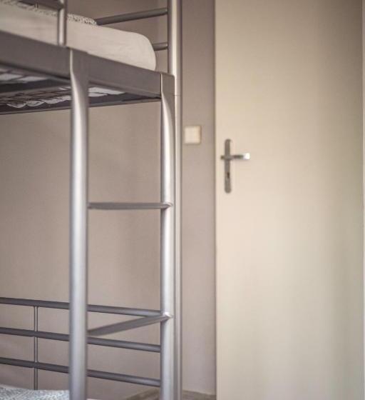 اتاق استاندارد چهار تخته, 4 Couples & 4 Friends Hostel