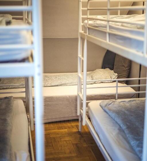 اتاق خانوادگی, 4 Couples & 4 Friends Hostel