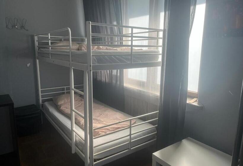 تختخواب در اتاق مشترک, 4 Couples & 4 Friends Hostel