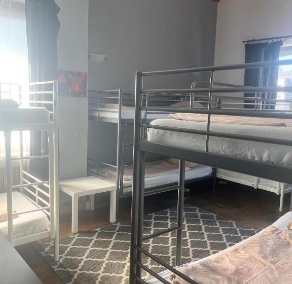 تختخواب در اتاق مشترک, 4 Couples & 4 Friends Hostel