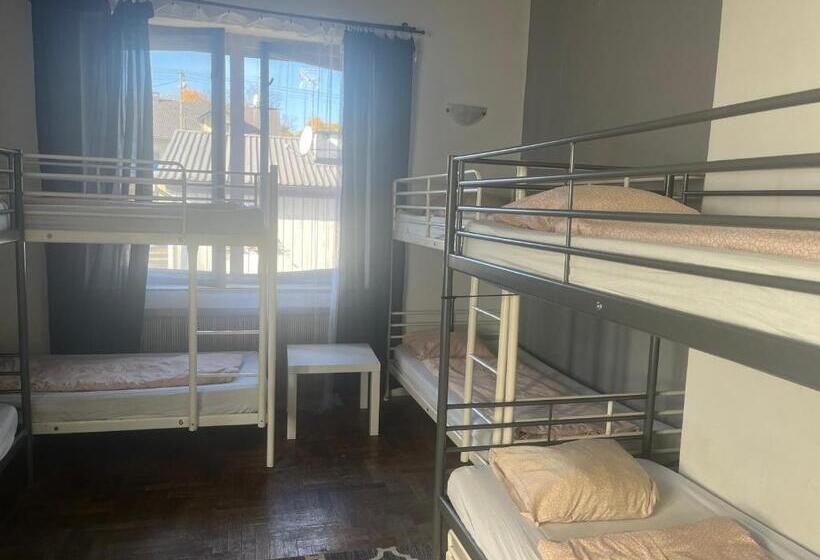 تختخواب در اتاق مشترک, 4 Couples & 4 Friends Hostel
