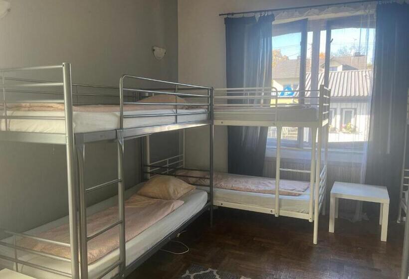 تختخواب در اتاق مشترک, 4 Couples & 4 Friends Hostel