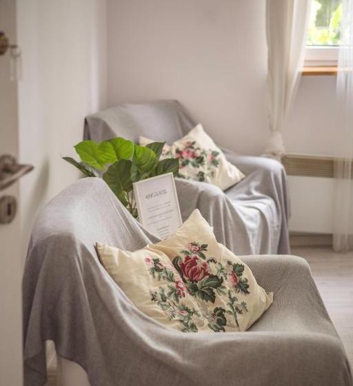 اتاق استاندارد, 4 Couples & 4 Friends Hostel
