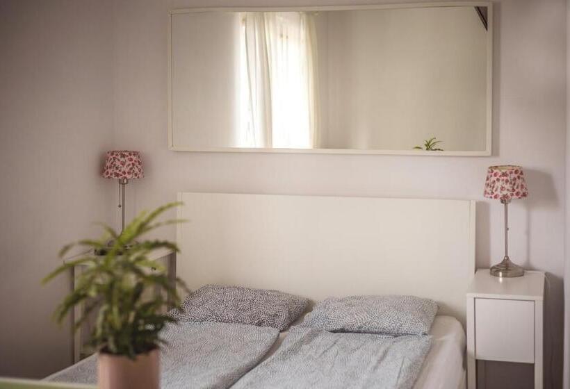 اتاق استاندارد, 4 Couples & 4 Friends Hostel