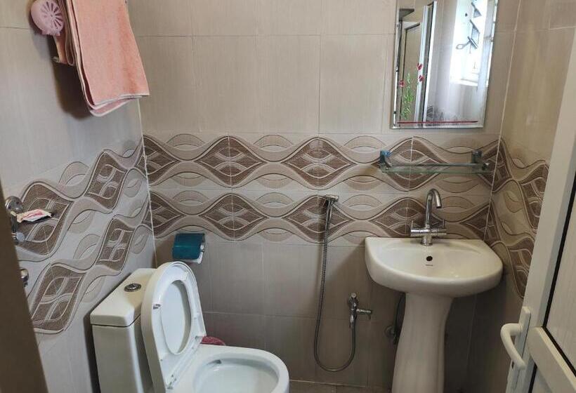اتاق لوکس با بالکن, High Ground Inn Sarangkot