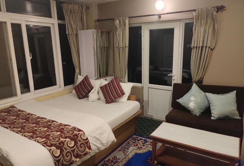 اتاق لوکس با بالکن, High Ground Inn Sarangkot