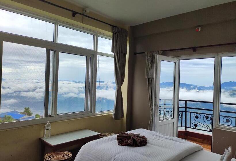 اتاق لوکس با بالکن, High Ground Inn Sarangkot
