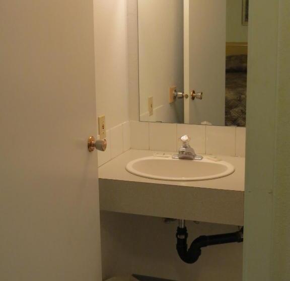 اتاق استاندارد, Lazy J Motel