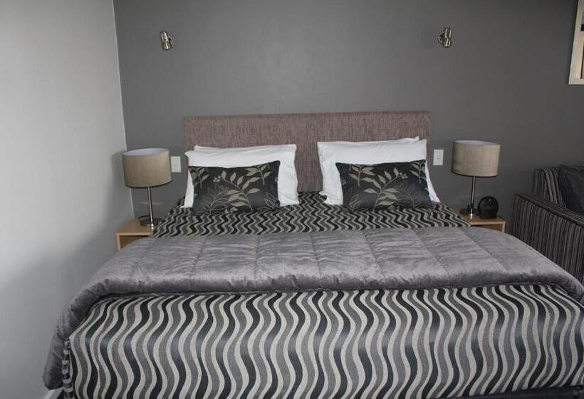 استودیوی سوپریور, Edgewater Motor Lodge