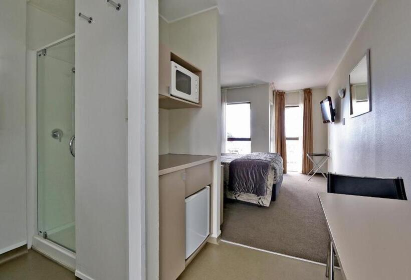 استودیوی استاندارد, Edgewater Motor Lodge