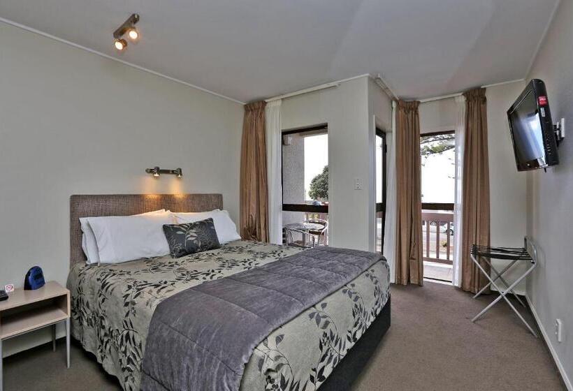استودیوی استاندارد, Edgewater Motor Lodge
