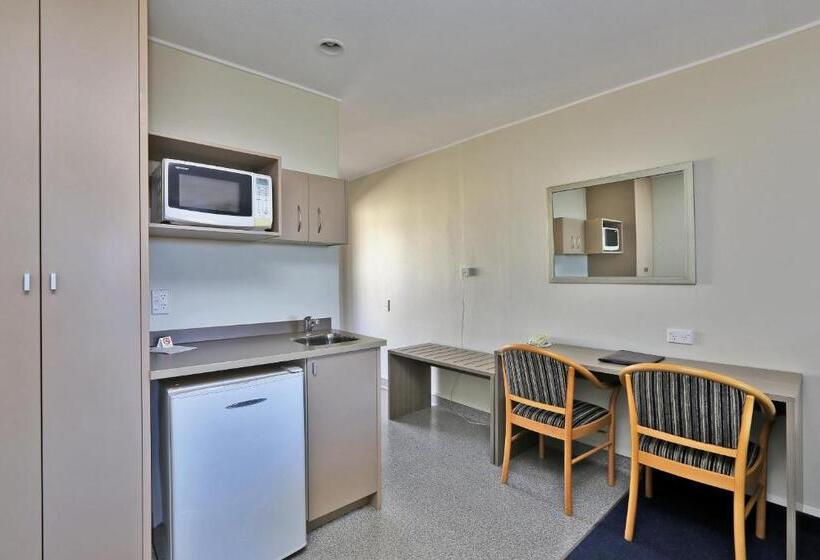 استودیوی استاندارد, Edgewater Motor Lodge