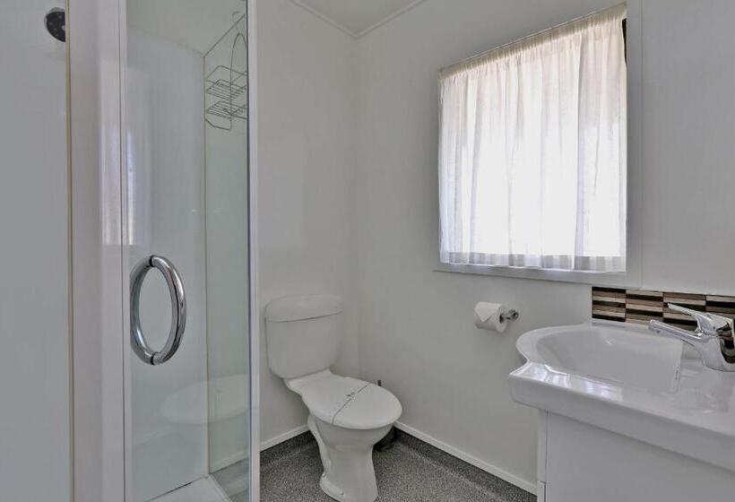 استودیوی استاندارد, Edgewater Motor Lodge
