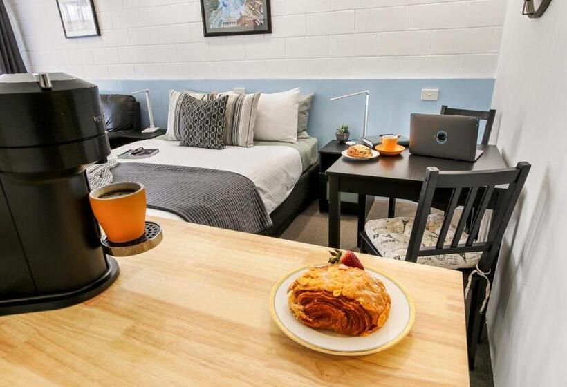 اتاق لوکس, Sandbar Motel