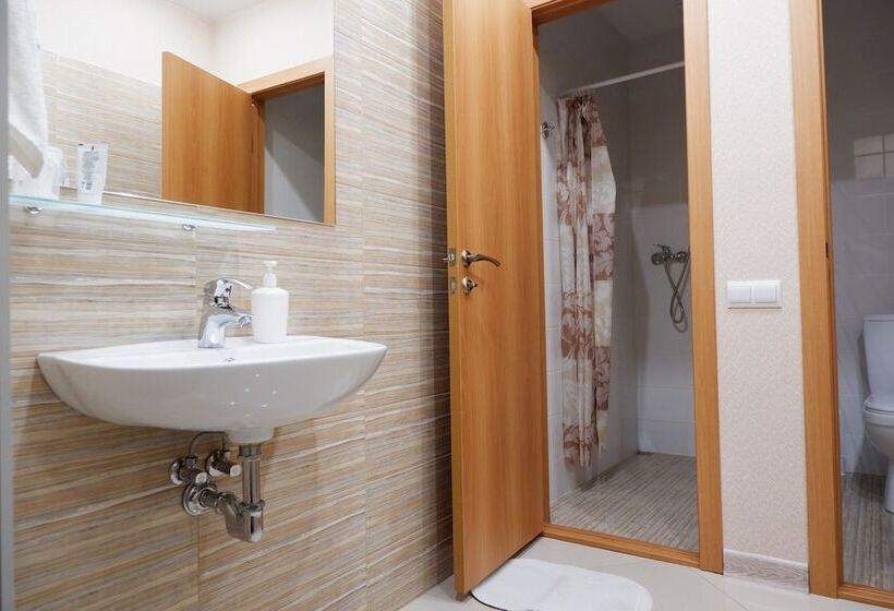 共用房间的床, Adres Hostel