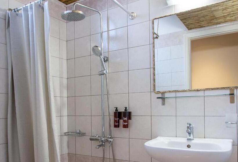 استودیو استاندارد با چشم‌انداز استخر, Kanso Rooms