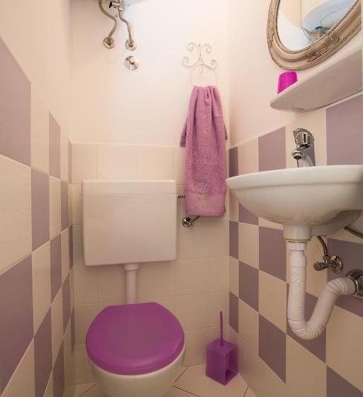 اتاق استاندارد سه تخته با سرویس بهداشتی مشترک, Guest House Gugily