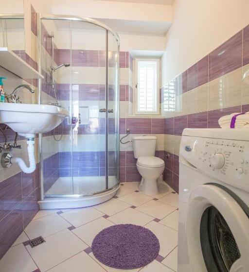 اتاق استاندارد سه تخته با سرویس بهداشتی مشترک, Guest House Gugily