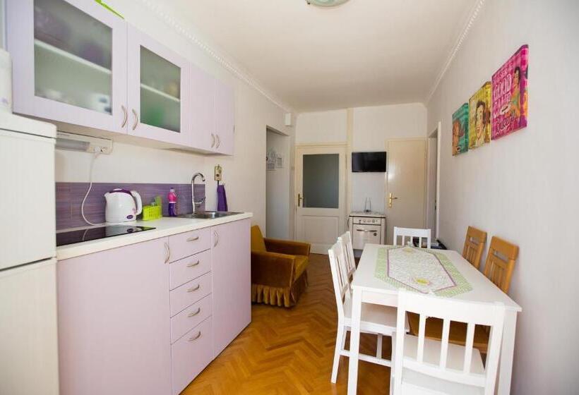 اتاق استاندارد سه تخته با سرویس بهداشتی مشترک, Guest House Gugily