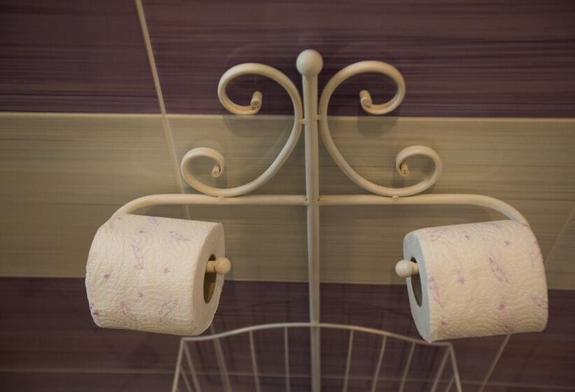اتاق استاندارد سه تخته با سرویس بهداشتی مشترک, Guest House Gugily