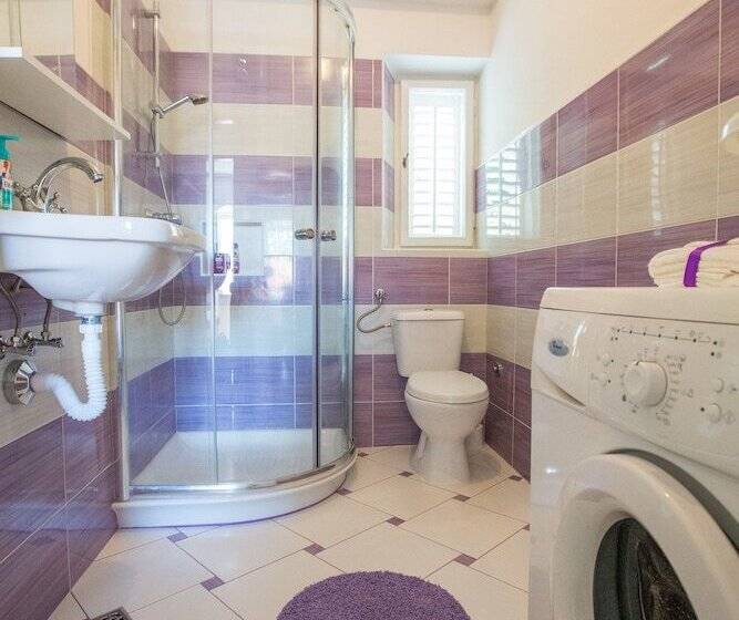 اتاق استاندارد سه تخته با سرویس بهداشتی مشترک, Guest House Gugily