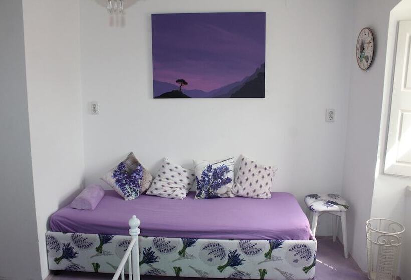 اتاق استاندارد سه تخته با سرویس بهداشتی مشترک, Guest House Gugily