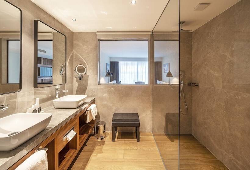 اتاق لوکس با چشم‌انداز دریا, Luxury Hotel Riva