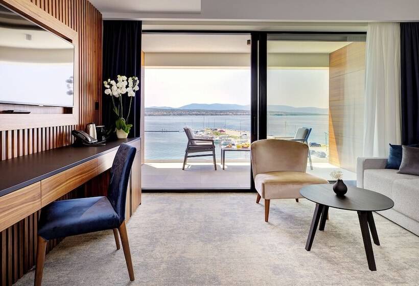 اتاق لوکس با بالکن و چشم‌انداز دریا, Luxury Hotel Riva