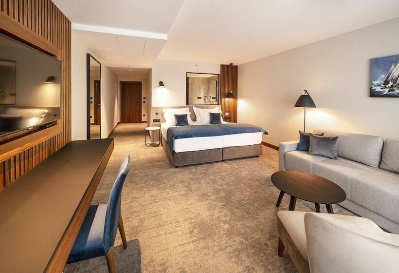 اتاق لوکس با بالکن و چشم‌انداز دریا, Luxury Hotel Riva