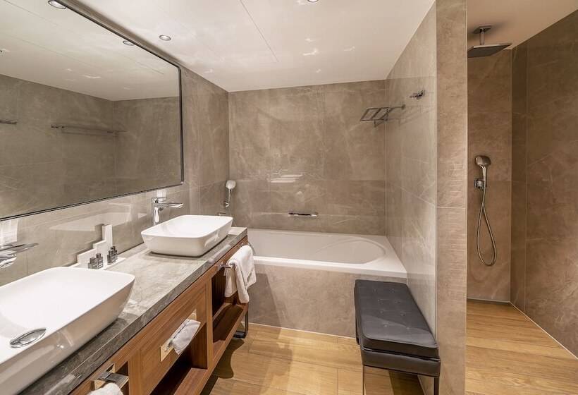 اتاق خانوادگی با چشم‌انداز استخر, Luxury Hotel Riva
