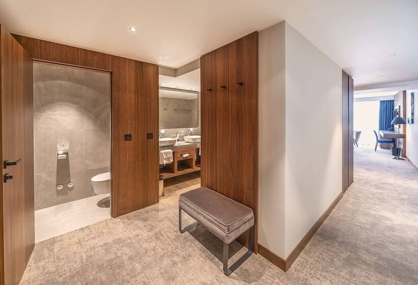 اتاق خانوادگی با چشم‌انداز استخر, Luxury Hotel Riva