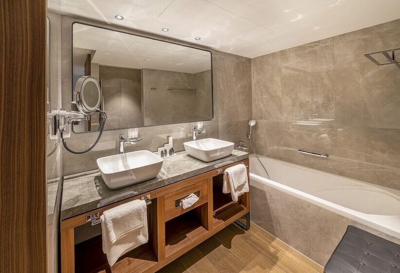 اتاق خانوادگی با چشم‌انداز استخر, Luxury Hotel Riva