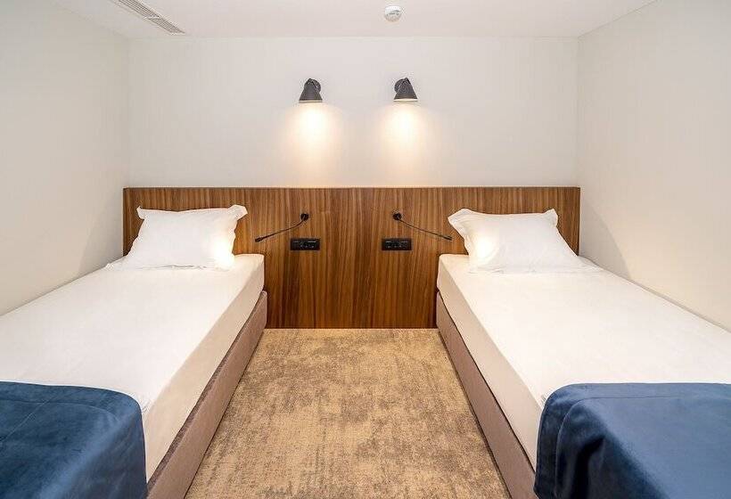 اتاق خانوادگی با چشم‌انداز استخر, Luxury Hotel Riva