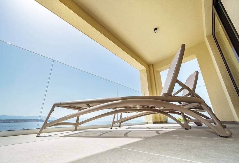 سوییت جونیور با چشم‌انداز دریا, Luxury Hotel Riva