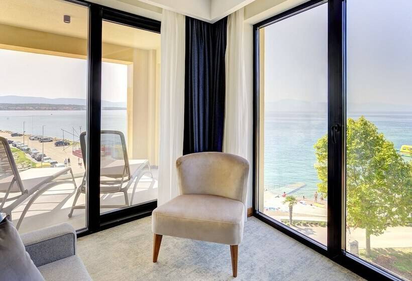 سوییت جونیور با چشم‌انداز دریا, Luxury Hotel Riva