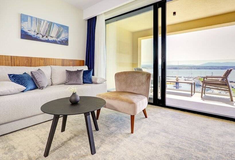 سوییت جونیور با چشم‌انداز دریا, Luxury Hotel Riva