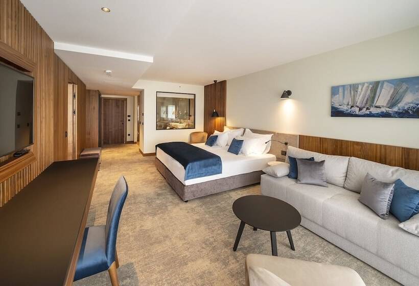 سوییت جونیور با چشم‌انداز دریا, Luxury Hotel Riva
