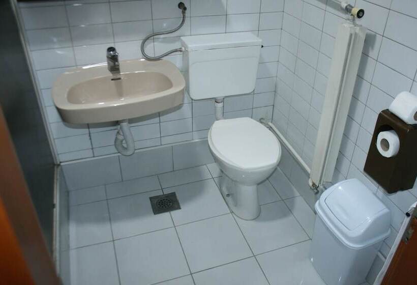 اتاق استاندارد سه نفره, Bat Hotel Bistrica
