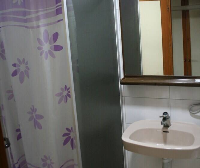 اتاق استاندارد سه نفره, Bat Hotel Bistrica