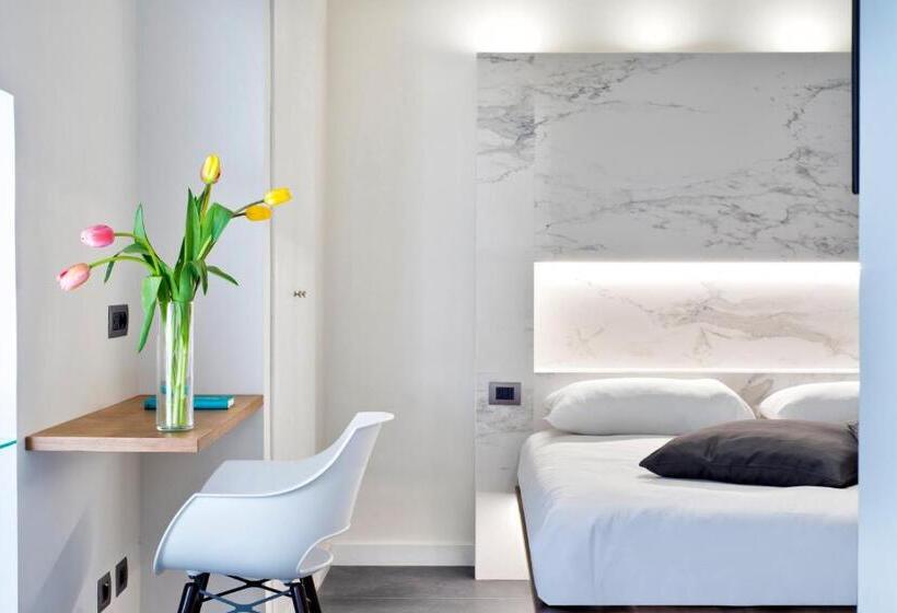 اتاق لوکس با بالکن و چشم‌انداز دریا, Villa Orleans