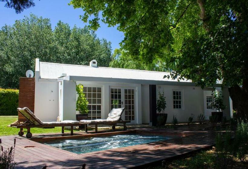 سوییت با استخر, La Paris Estate