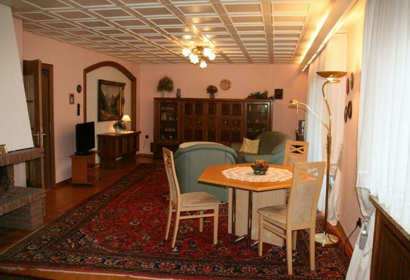استودیوی سوپریور, Albertus Paris Apart