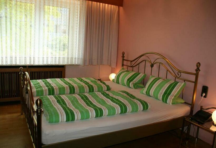 استودیوی سوپریور, Albertus Paris Apart
