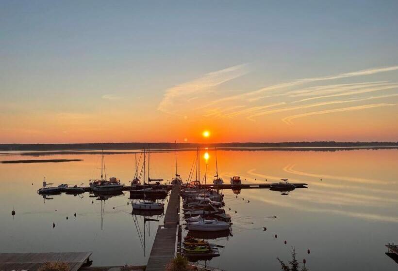1 Bedroom Apartment Lake View, Marina Nawigator