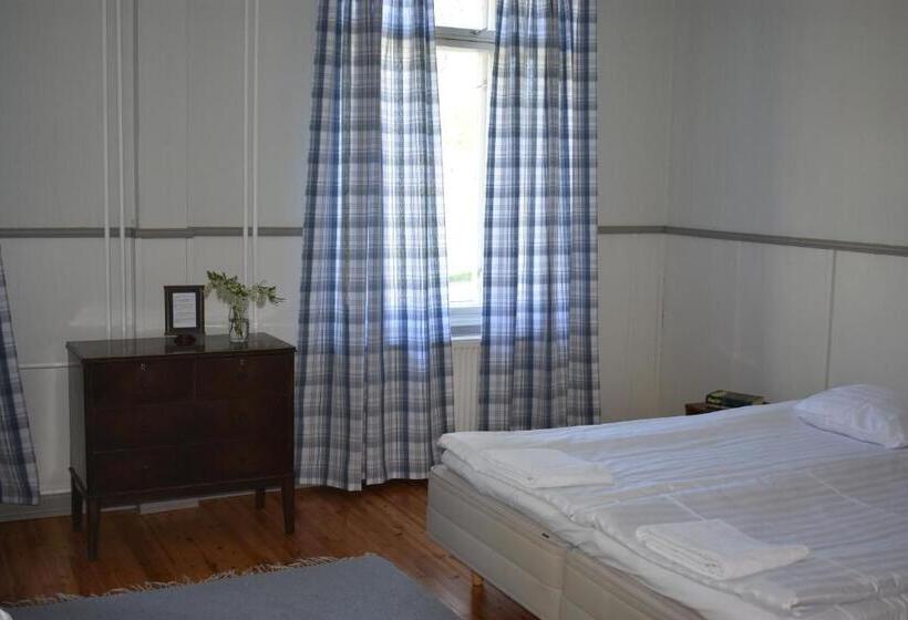 اتاق استاندارد چهارنفره با سرویس بهداشتی مشترک, Kartanohostel Annacatharina