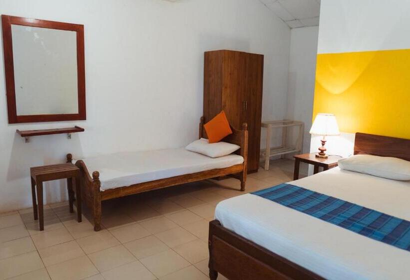 اتاق استاندارد سه تخته با چشم‌انداز استخر, Wasu Villa Hotel Dambulla