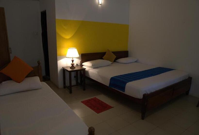 اتاق استاندارد سه تخته با چشم‌انداز استخر, Wasu Villa Hotel Dambulla