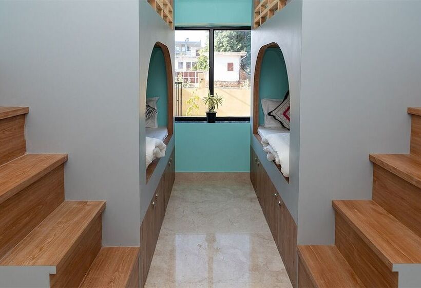 تختخواب در اتاق مشترک, Hide In Pushkar