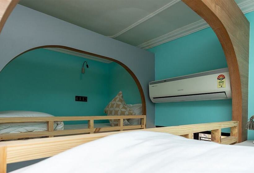 تختخواب در اتاق مشترک, Hide In Pushkar